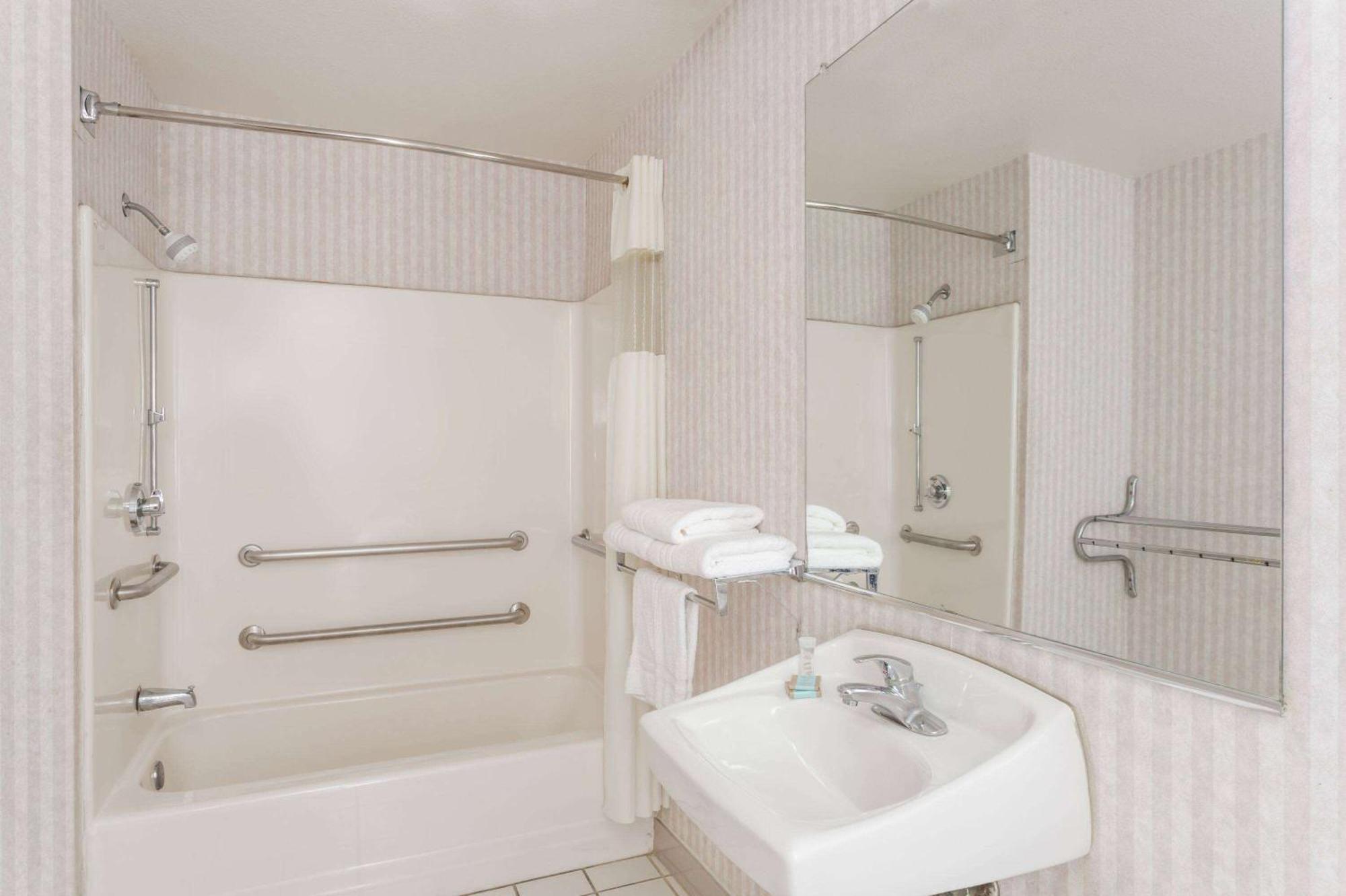 Days Inn By Wyndham Phoenix West Exteriér fotografie